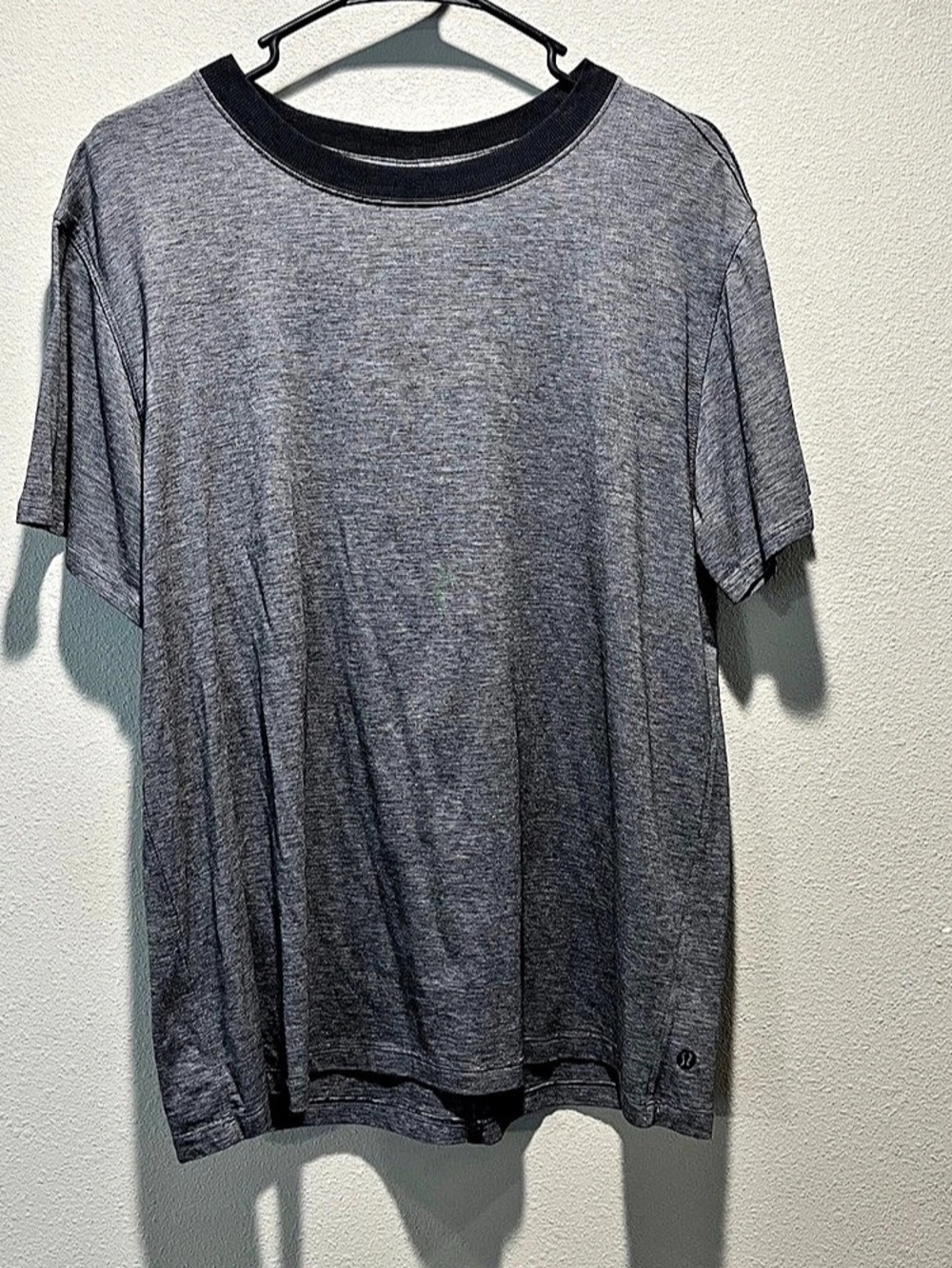 Lululemon Gray Short Sleeve Athletic Shirt Like New men’s medium